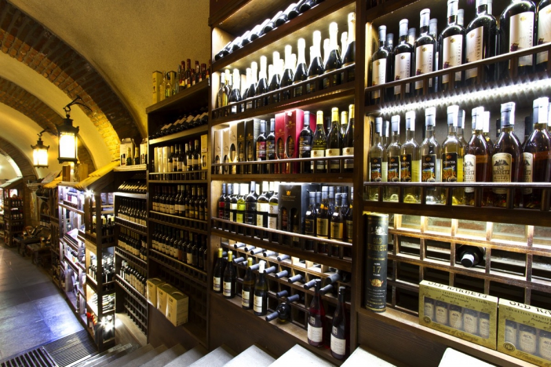 bar-VILLARS SUR VAR-min_world_street_travel_shop_canon_georgia_wine_bottles-429767